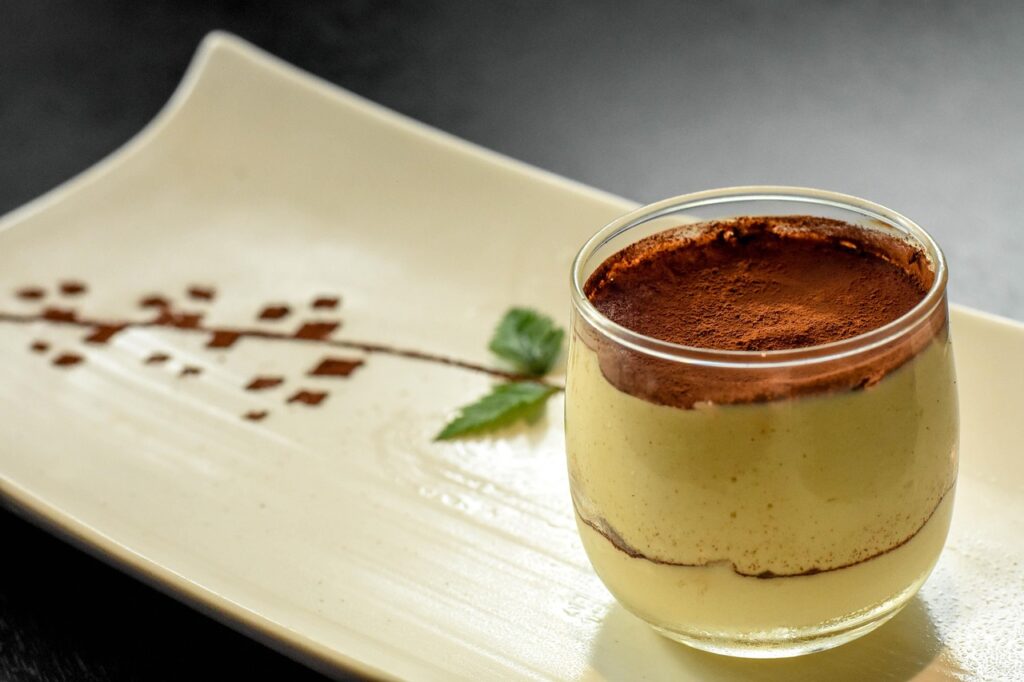 Il trucco per un tiramisù dalla crema densa e spumosa: il segreto è nelle uova