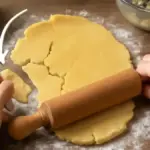 Pasta frolla che si rompe quando la stendi: cosa controllare tra temperatura, riposo e quantità di farina