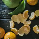 Mandarini nei dolci d’autunno: quando usare scorza, succo o spicchi senza bagnare troppo l’impasto